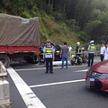 s327省道临海到杜桥路段，发生严重车祸，丰田车整个头都没有了！_1