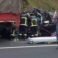 s327省道临海到杜桥路段，发生严重车祸，丰田车整个头都没有了！_0