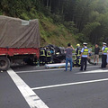 s327省道临海到杜桥路段，发生严重车祸，丰田车整个头都没有了！_3