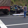 s327省道临海到杜桥路段，发生严重车祸，丰田车整个头都没有了！_4