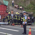 s327省道临海到杜桥路段，发生严重车祸，丰田车整个头都没有了！_5