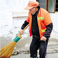 玉环79岁扫地大爷：还了钱，我就能轻松做人了