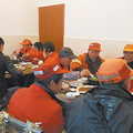 爱心老板3天请180多位环卫工吃年夜饭