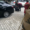 什么仇什么怨，听说一帮人带刀冲进去，男主人肚子被划了一口子_0