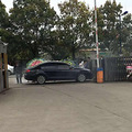 黄岩北城模具压死事故，公司门口被花圈和车子堵路。_3