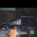 玉环一轿车倒车“悬”岸边险坠海！民警市民紧急救援！
