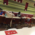 欧尚超市的肯德基餐厅里，一女的带了宠物狗进来吃饭_0