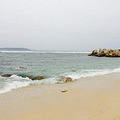 阳光下闪闪发光的后海海滩_5