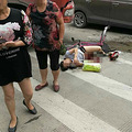 【爆料】洪家交通事故，自行车女性被大货车撞，大腿上的肉全烂了_0