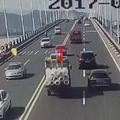 【爆料】椒江大桥红色F0变道对撞运葡萄车，F0的行车路径看惊呆了_3