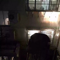 女司机倒车时误将油门当刹车 从6米高平台掉下_0