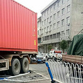 【爆料】温岭箬横向东部新区的路上，工程车撞进路边民房！_2