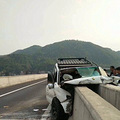 【爆料】104复线温岭大溪路段发生惨烈车祸，车都撞解体了！
