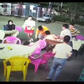 女子火锅店遭半裸男扑倒猥亵！店老板挺身而出却被罚款_3