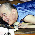 “90后”独腿搬运工，看哭无数人：生容易，活容易，生活不容易_5