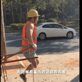 “90后”独腿搬运工，看哭无数人：生容易，活容易，生活不容易_0