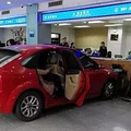 油门当刹车！19岁女司机驾车冲进税务办证大厅