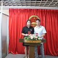 结婚登记拍照前，民警为他换上普通衬衫，解开手铐