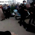 刑拘！七旬老汉大喊“冤枉”，揪着辅警头发不放