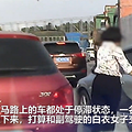女子忘拉手刹闺蜜帮踩油门致连环撞车_3