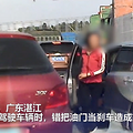 女子忘拉手刹闺蜜帮踩油门致连环撞车_2