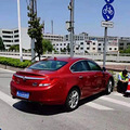 惊险！台州女司机错把油门当刹车，把辅警顶过两个车道……