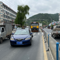 温岭一小轿车斑马线前减速停车，却遭工程车追尾！_0