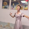伴娘不能到婚礼现场，4名小伙穿裙子顶替，伴郎接亲时看到都懵了_1
