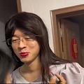 伴娘不能到婚礼现场，4名小伙穿裙子顶替，伴郎接亲时看到都懵了_2