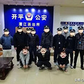 这是什么操作？3男子高速上开豪车捧骨灰盒“碰瓷”