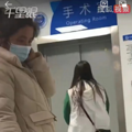 妈妈仅看外孙一眼继续等待分娩女儿，