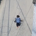 4岁哥哥开着扭扭车带弟弟出门找奶奶  俩萌娃的“壮举”吓坏妈_0