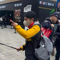 张康阳观看F1比赛！晒与谷爱凌何猷君合影用英文接受采访很帅气_4