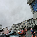 下雨天，实验小学边上开始堵车了。_1