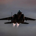 ��Ϣ��ʿ������һ��F-15E������׹�٣����������ʷ��ջ�������