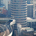 小日本更牛,高速道路居然就直接穿越办公大楼_0