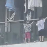 两幼童悬挂13楼阳台外玩“引体向上”