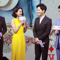 李易峰被粉丝"壁咚"图片