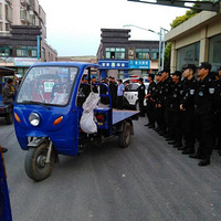 堵门、限制自由,110来了也不管。人民警察-讲