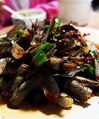 "5月主打海鲜季节,带黄的皮皮虾,大个的螃蟹,你们吃了吗?"