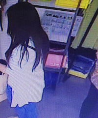 长这么漂亮竟然当众做这事 尼玛人不可貌相啊