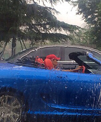 土豪雨中开敞篷车