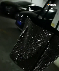 下叉了个blingbling的包包,超级适合夏天,每天都背