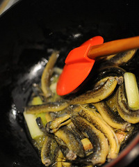 夏日进补小清新----------泥鳅豆腐烫煲