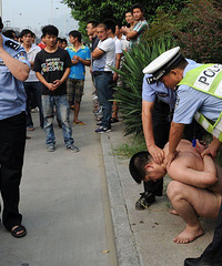 卖萌?脑壳有包?合肥一裸男大街上袭击20多辆车o(╯□╰)o