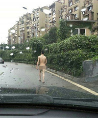 重庆九龙坡奥体路惊现裸男 雨中淡定漫步