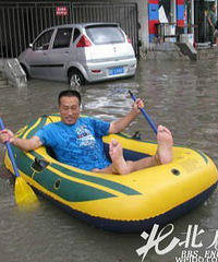 真是乐观积极啊!天津遭暴雨袭击,天津人民雨中求乐