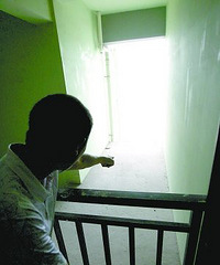 这楼怎么设计的? 小偷跨一步就能进屋