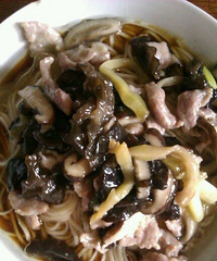 妈妈做的木耳香菇肉丝面····有爱,好吃·谢谢妈妈~