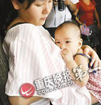 什么情况?昨天上午10点观音桥20多位辣妈当街哺乳